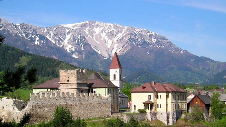 Puchberg romjai egy hófödte hegyi masszívum előtt.