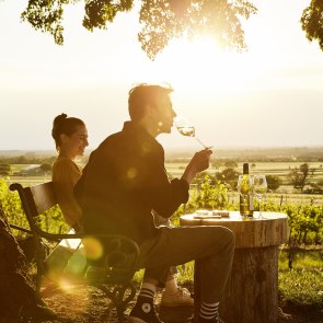 Élvezzen egy pohár bort a szőlőskertben., © Weinviertel Tourismus/Micheal Liebert