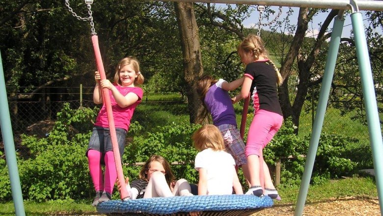 Együtt rögtön magasabbra tudunk lendülni a hintával!, © Ofnerhof