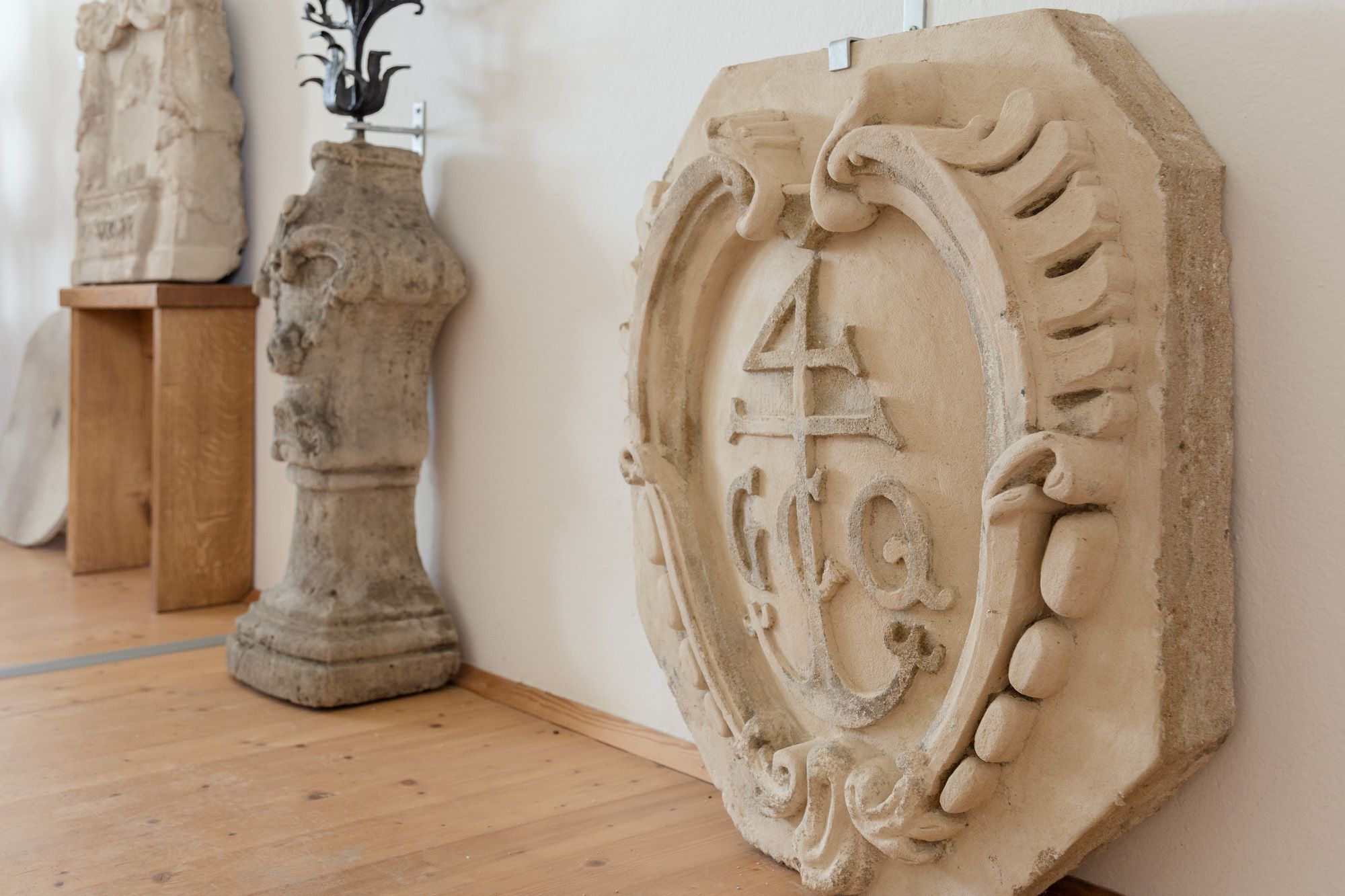 Kőrelief díszítőelemekkel a zistersdorfi városi múzeumban.