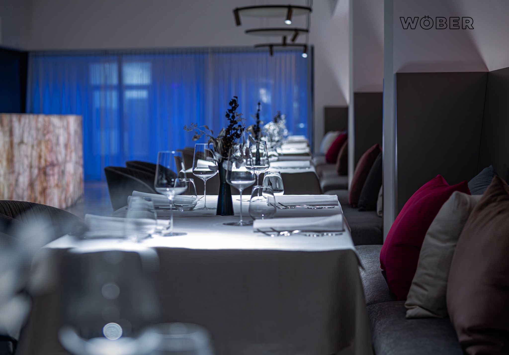 Étterem belül terített asztal