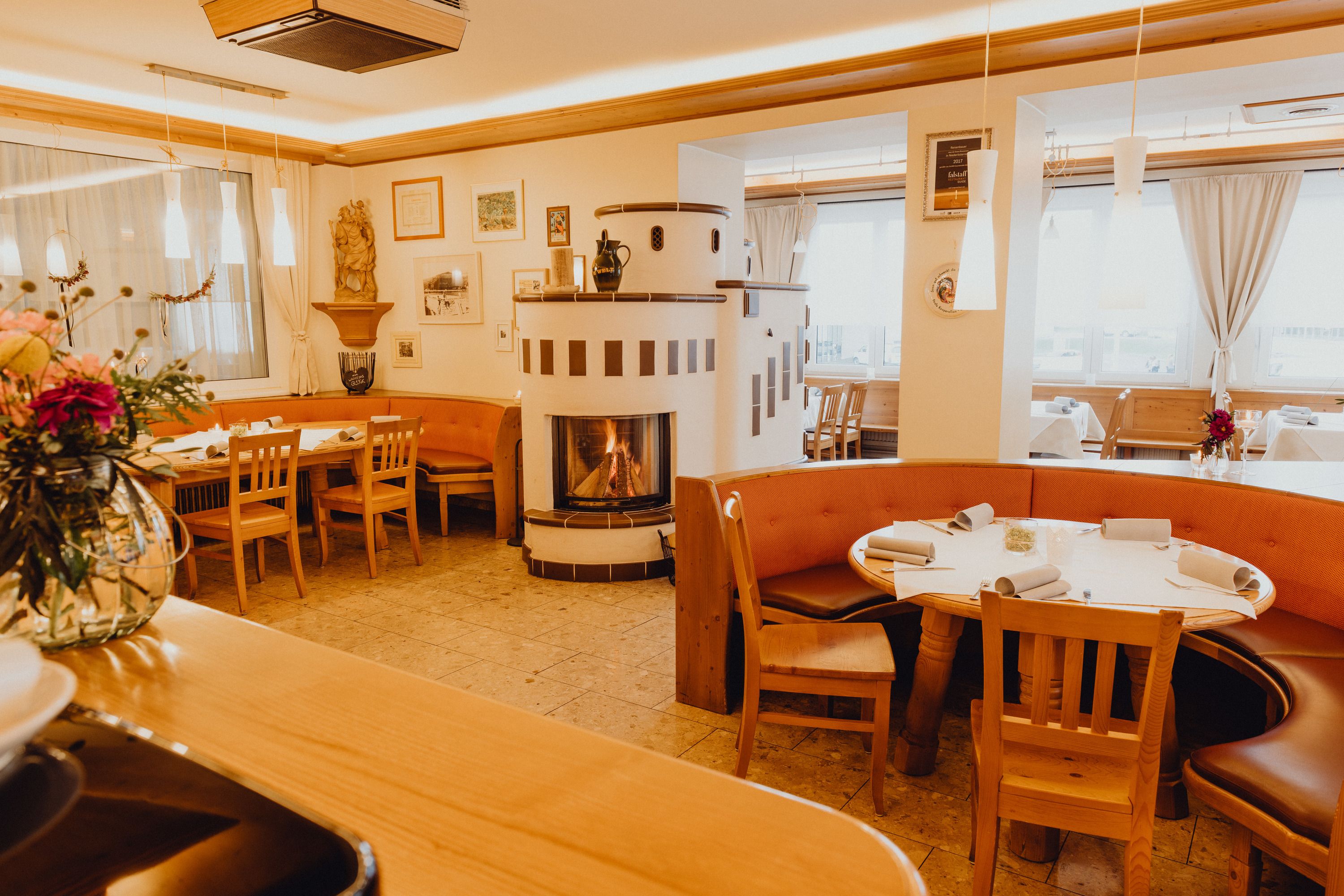 Hangulatos étterem kandallóval és fabútorokkal a bécsi Alpokban.