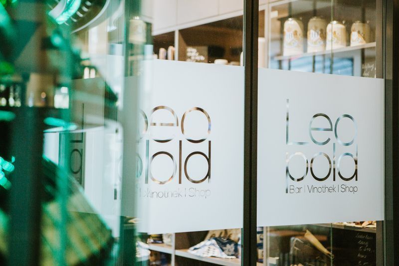 A borozó bejárata, az üvegajtón a "Leopold Bar Vinothek Shop" felirat.