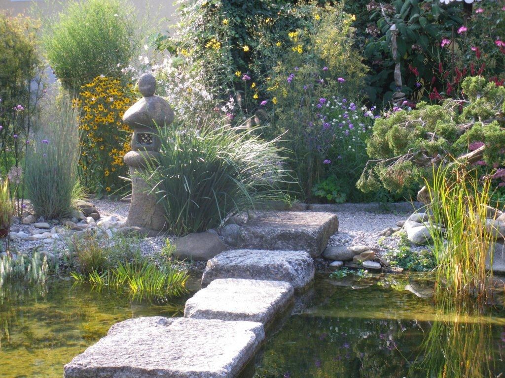 Bemutatókert kő lámpással, virágokkal és tavacskával.