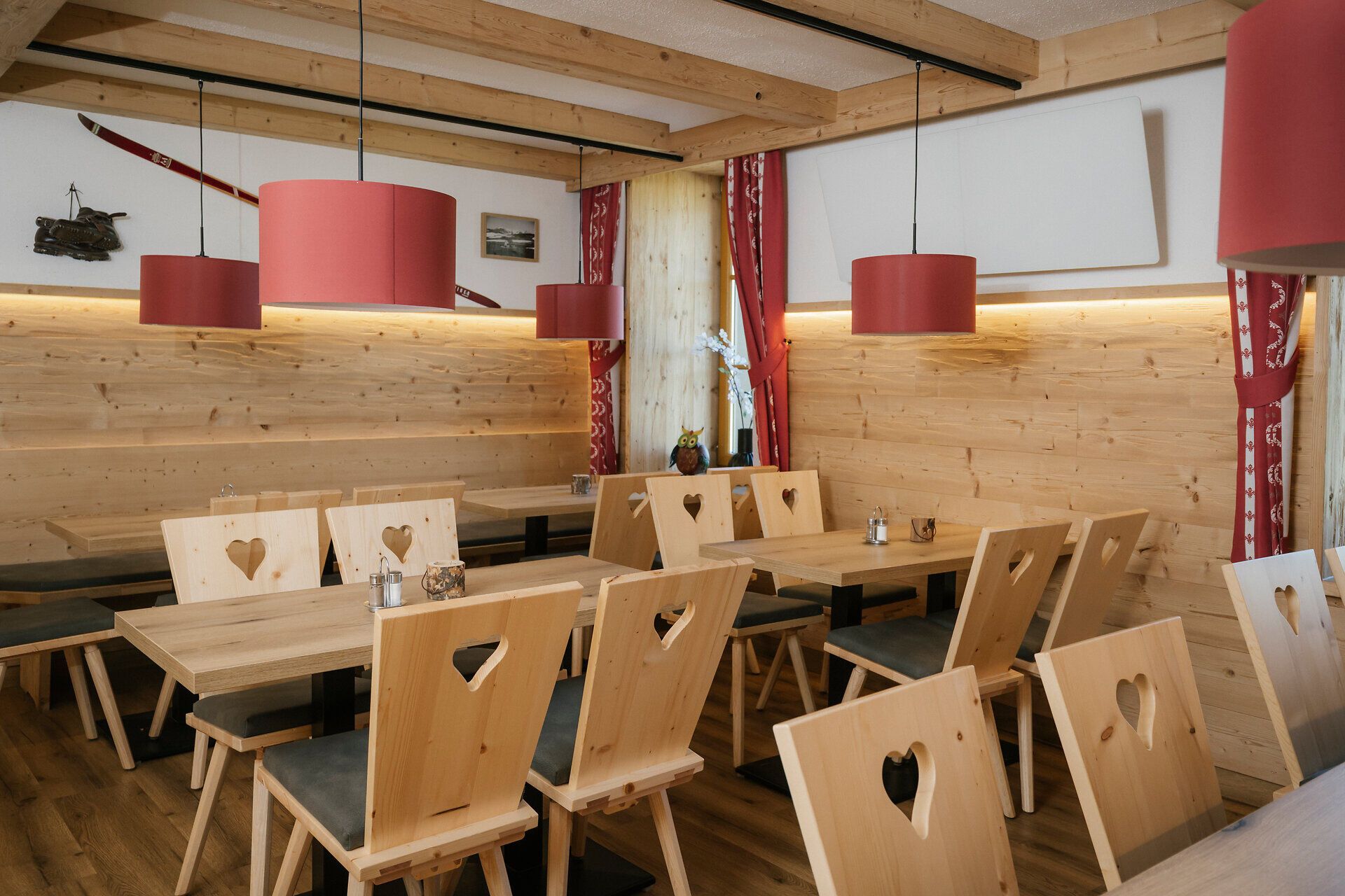 A Damböckhaus étterem a Schneeberg-hegyen, ahol faasztalok és szívmotívummal díszített székek találhatók