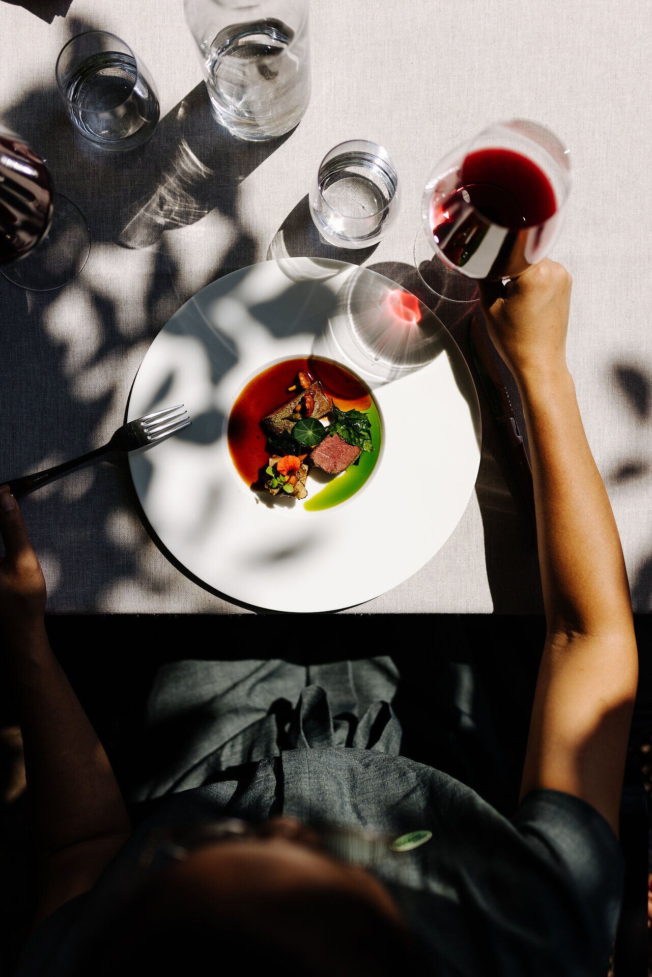 Ein köstliches Gericht, liebevoll angerichtet, lädt dazu ein, die Aromen der Region zu entdecken. Umgeben von einer einladenden Atmosphäre und dem sanften Licht des Tages, wird jeder Bissen zu einem Genussmoment. Ein perfekter Ort, um die kulinarischen Schätze des Waldviertels zu erleben.