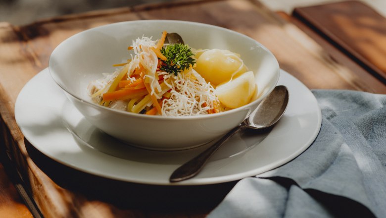 Horseradish meat from pork belly, root strips, boiled potatoes, &copy; Nieder&ouml;sterreich Werbung/Rita Newman