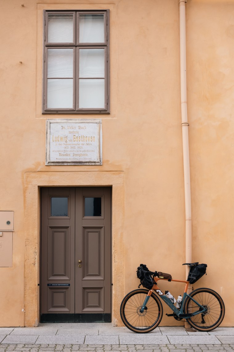 Kerékpáros pihenő a Beethovenhaus előtt, © www.tomasslavik.cz