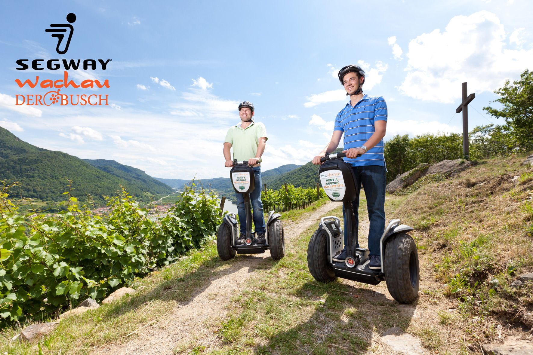 Két férfi segwayen közlekedik a Wachau szőlőskertjében.