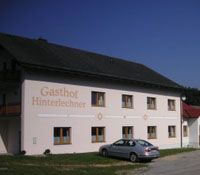 Gasthof Hinterlechner, előtte parkoló autóval.