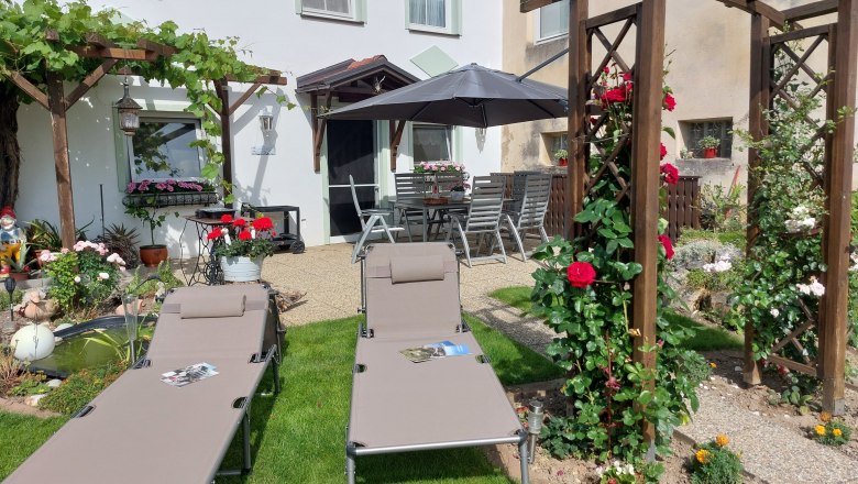 Kert napoz&oacute;&aacute;gyakkal, pergol&aacute;val &eacute;s vir&aacute;gokkal.