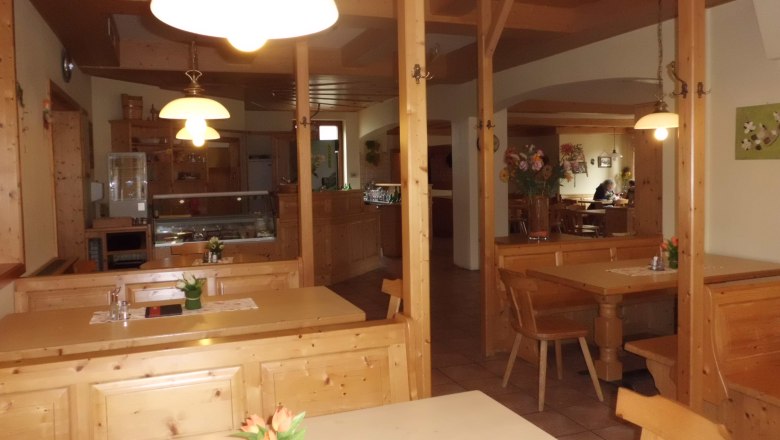 Non-smoking area and cold buffet, &copy; Franz Scheibenreif