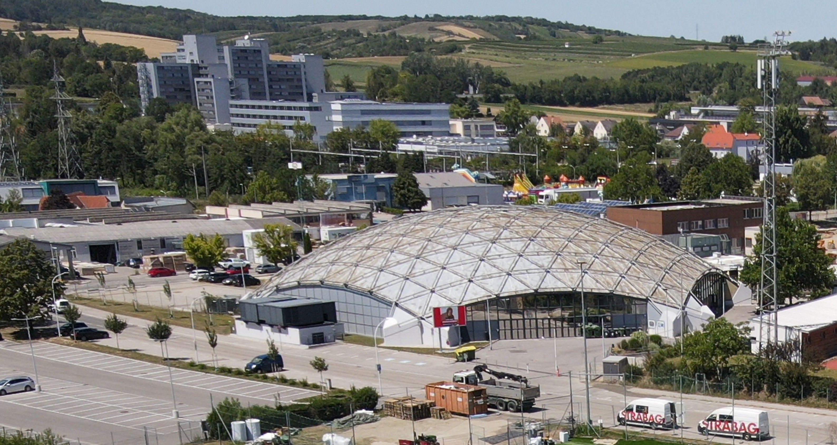 Légi felvétel a hollabrunni sportcsarnokról, a környező épületekkel és tájjal.