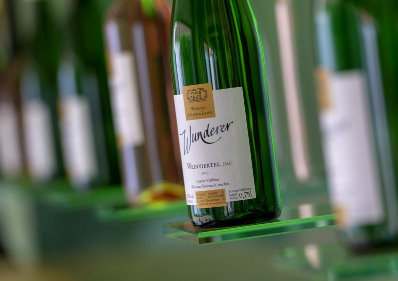 Közelkép egy "Wunderer Weinviertel dac" feliratú borosüvegről.