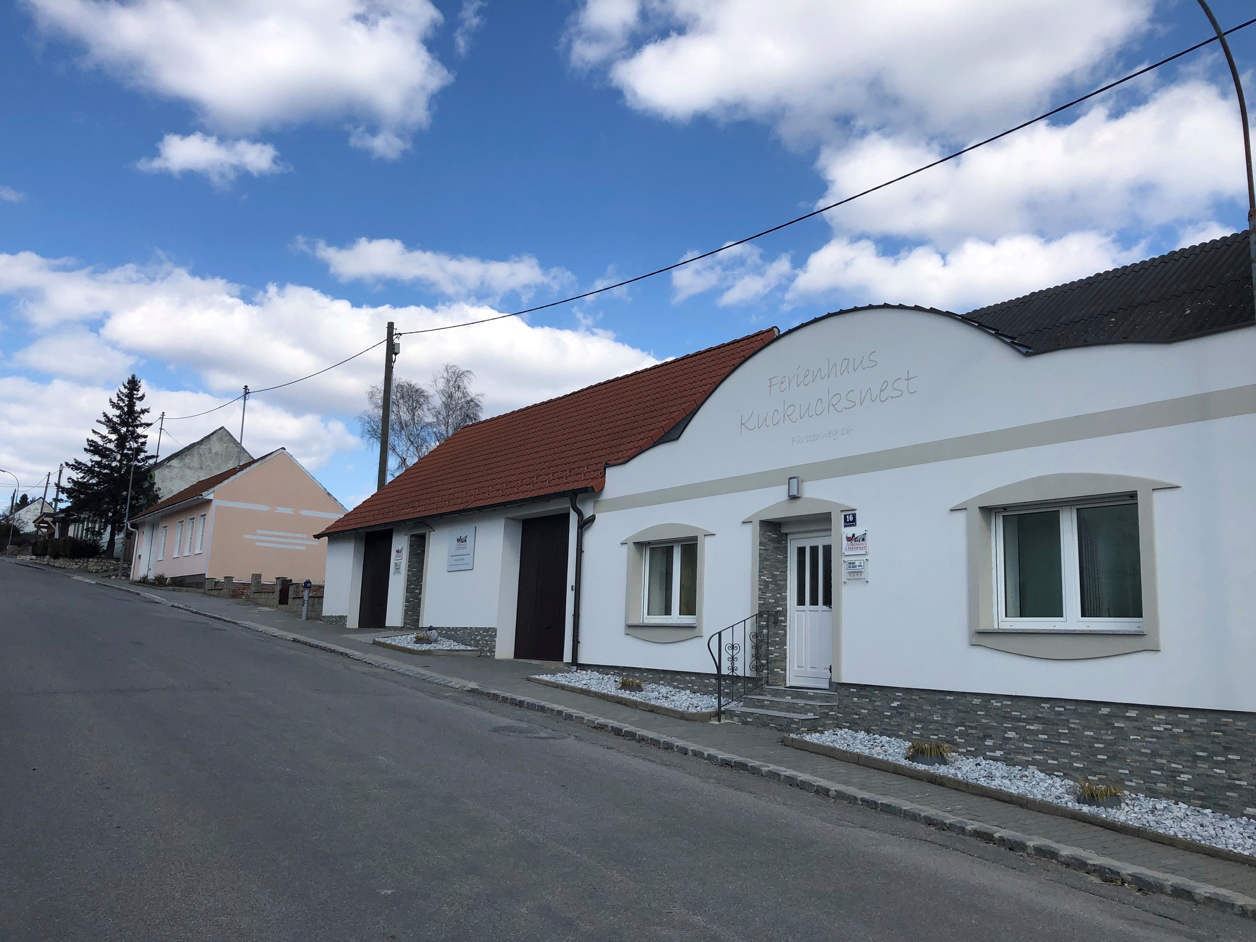 Utca a Kuckucksnest nyaralóval és a kék éggel.