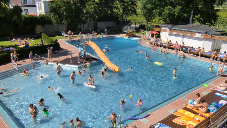 Outdoor pool of the market town of Gumpoldskirchen, &copy; Harald Nirschl