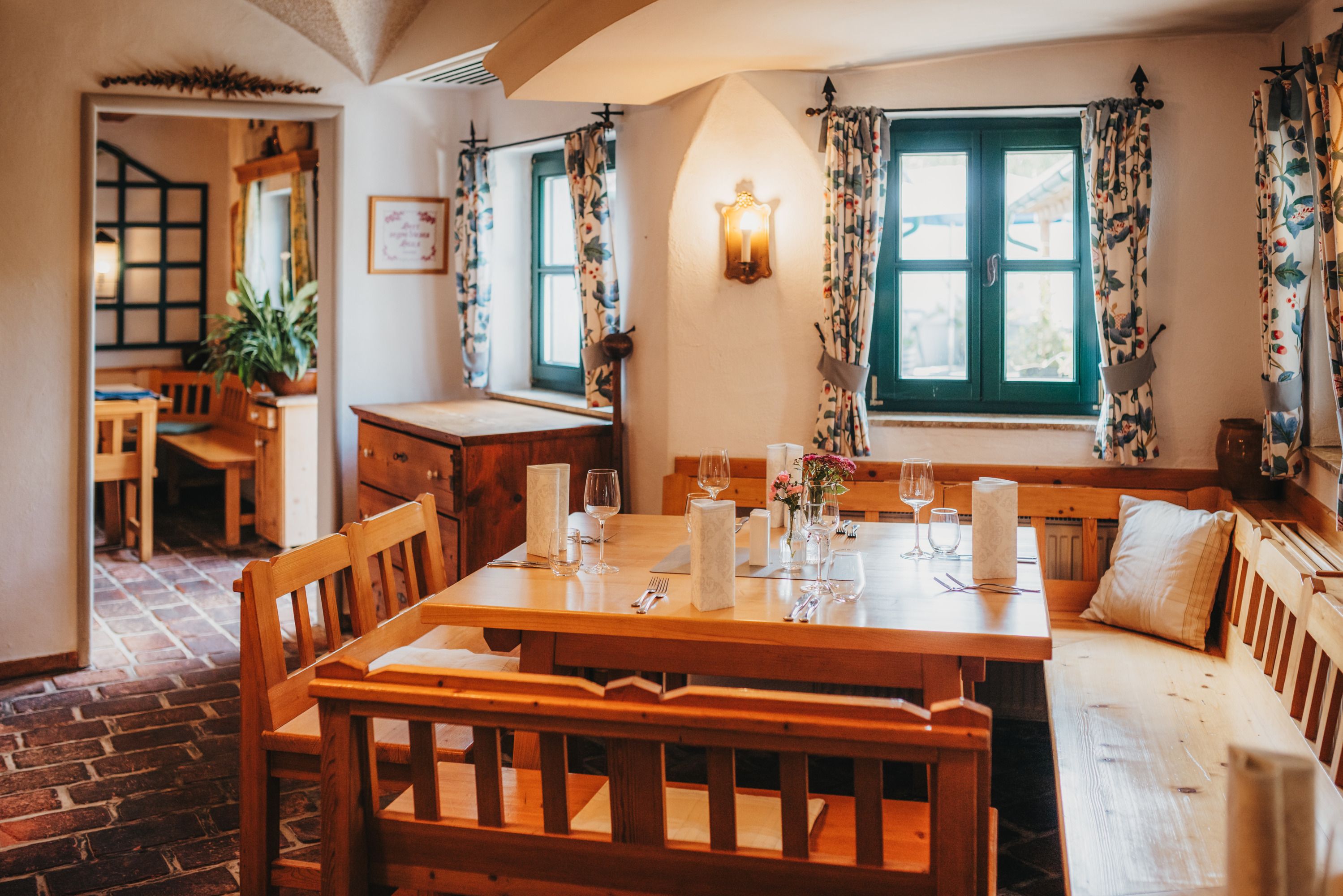 Hangulatos szalon fából készült bútorokkal és terített asztallal.