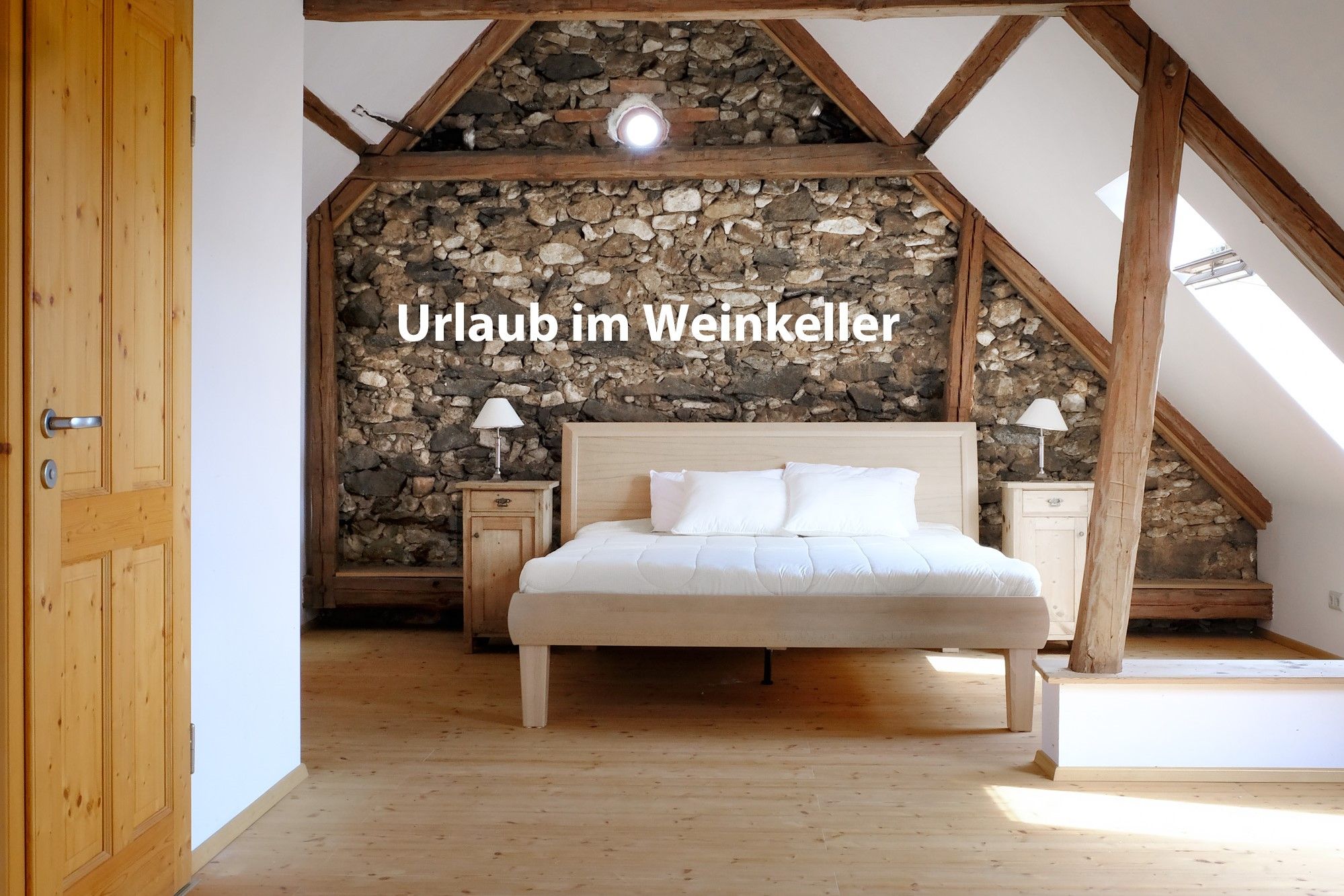 Hálószoba fagerendákkal és kőfallal, középen ágy, "Nyaralás a borospincében" szöveggel.