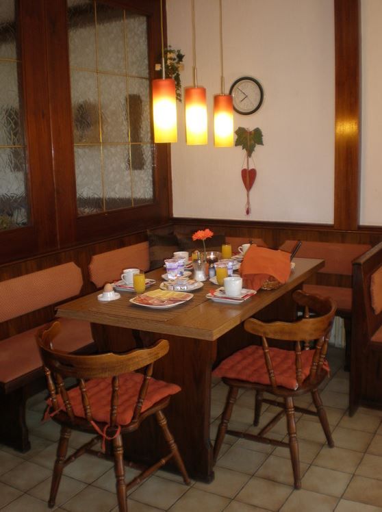 Terített reggelizőasztal székekkel