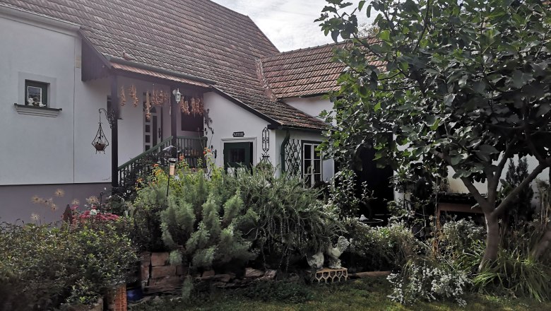 Shards, flowers, leaf and feather, &copy; "Natur im Garten"