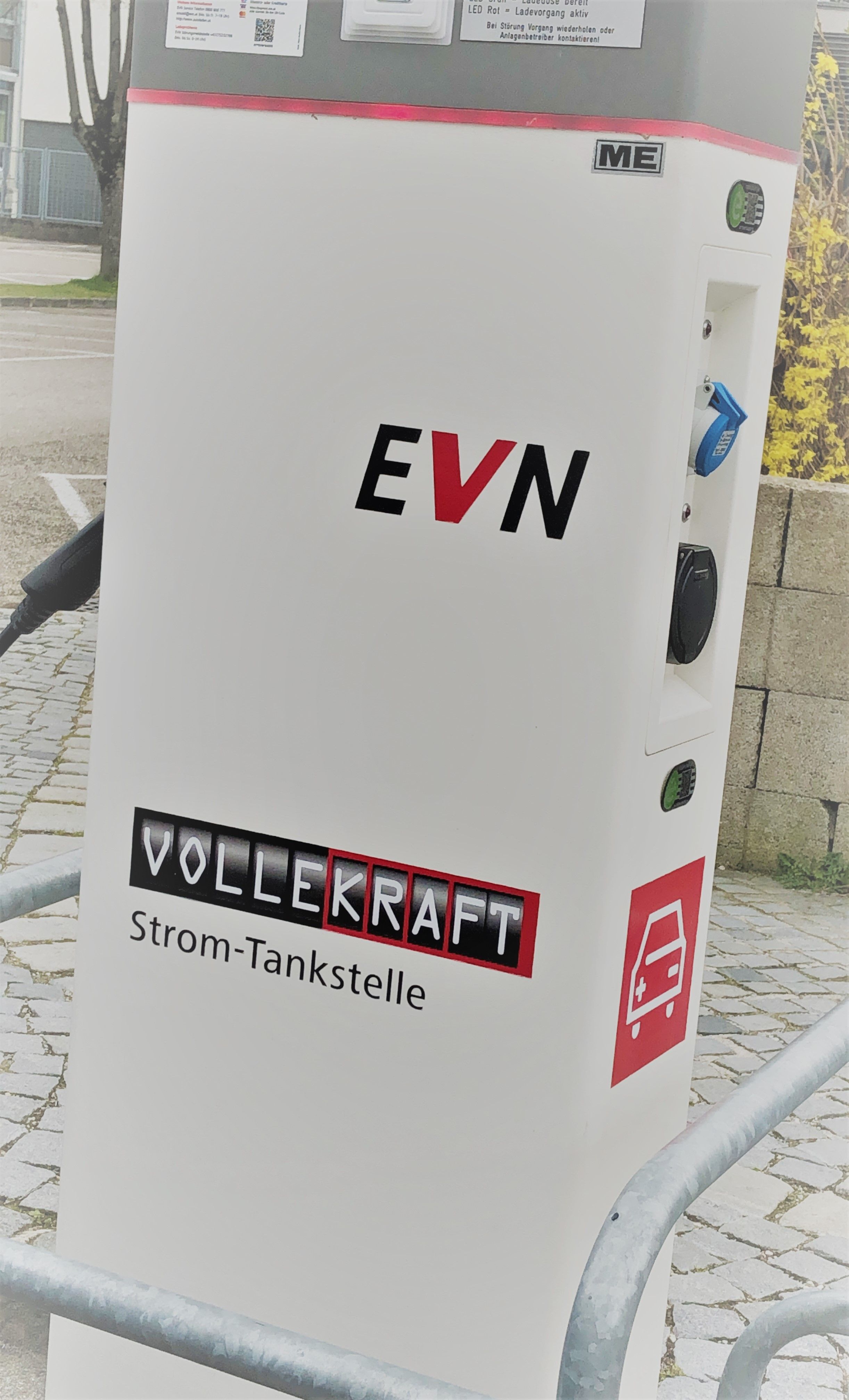 Elektromos töltőállomás Melk belvárosi parkolójában