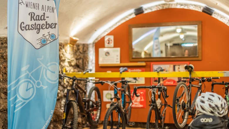 Bike garage at the Landgasthof zur Schubertlinde, &copy; Wiener Alpen/Martin F&uuml;l&ouml;p