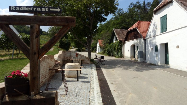 Cyclists' rest in Mailberg, &copy; Weinstra&szlig;e Weinviertel