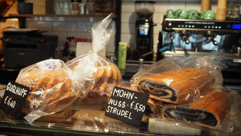 P&eacute;ks&eacute;gi kirakat Guglhupffal &eacute;s m&aacute;kos-di&oacute;s r&eacute;tessel.