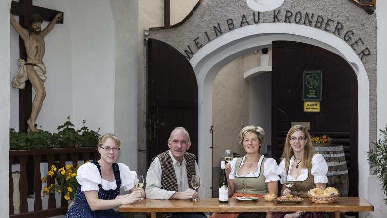 Kronberger csal&aacute;d, &copy; Monika L&ouml;ff