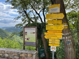 Wegweiser beim Stift G&ouml;ttweig, &copy; Wachau Inside