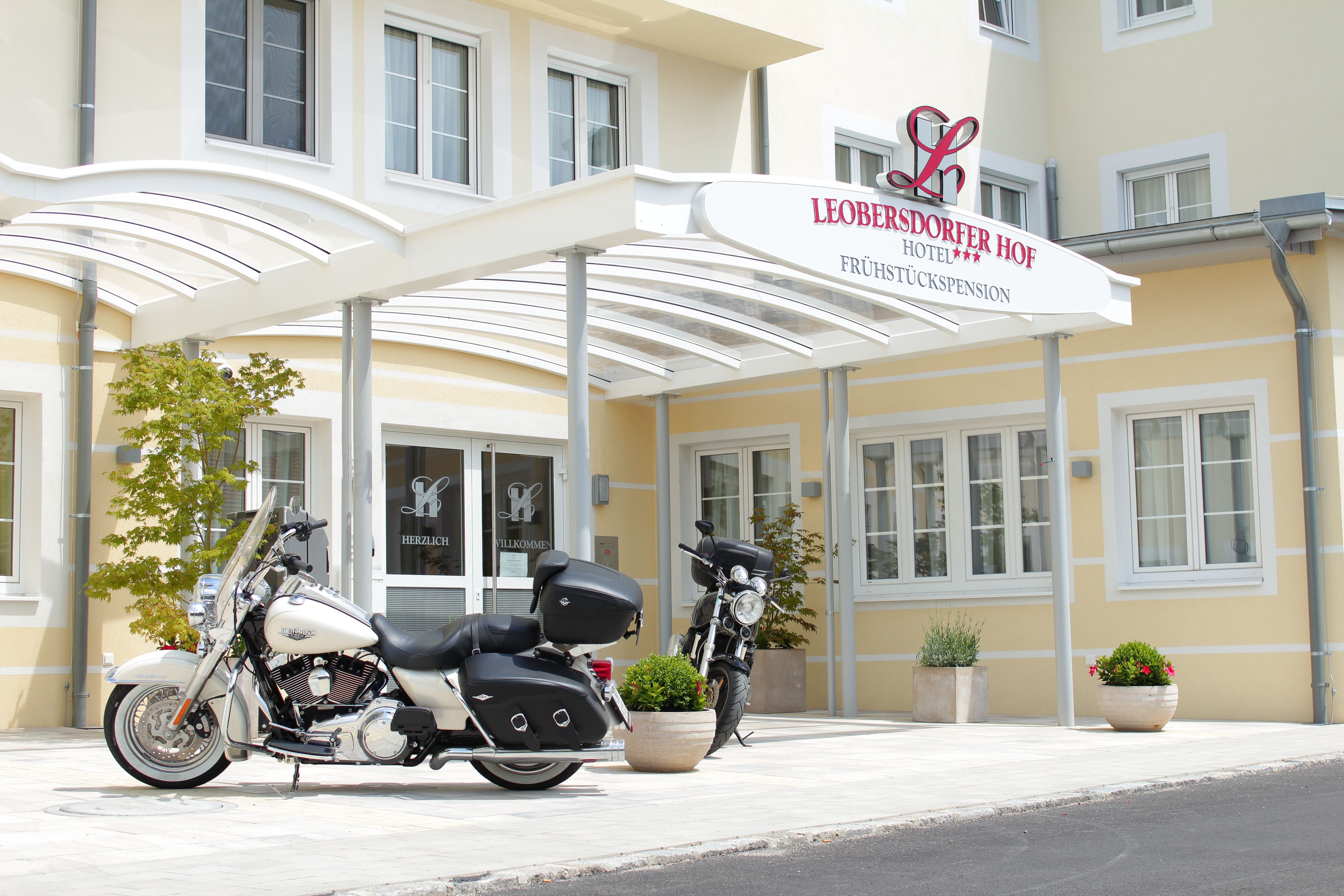 Két motorkerékpár a Leobersdorfer Hof Hotel bejárata előtt.