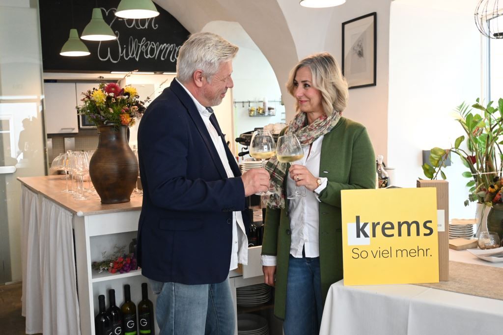 egy pár borospoharakkal koccint