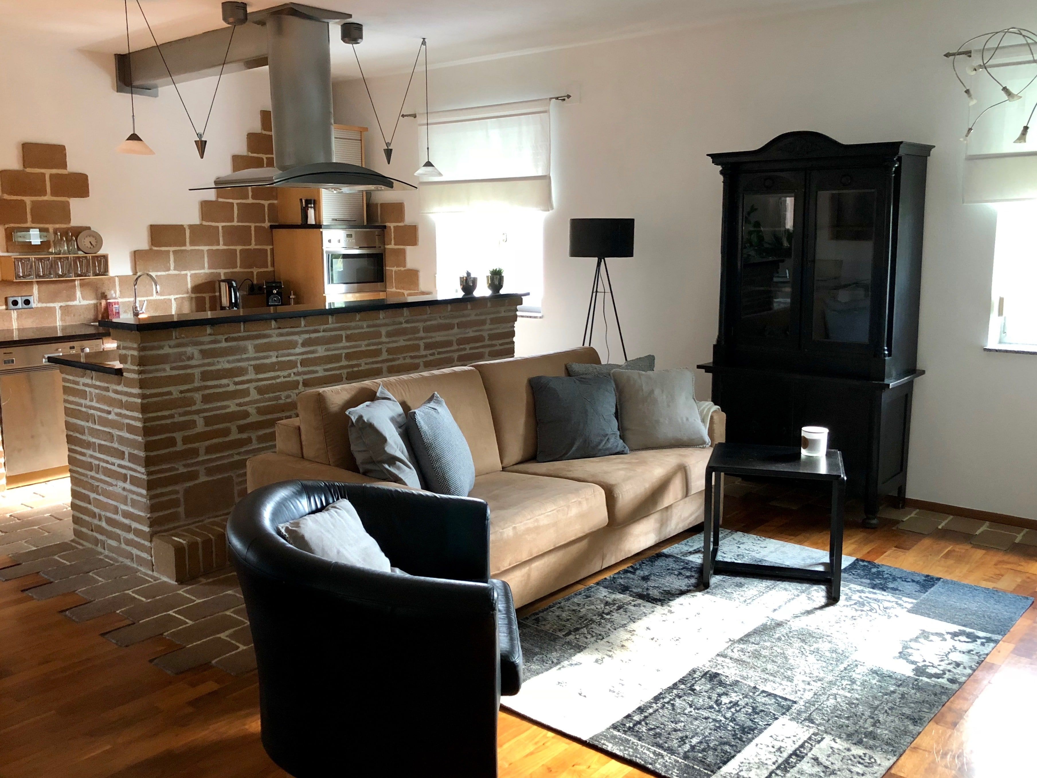 Világos, minimalista élettér egyszerű bútorokkal