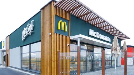 Egy modern McDonald's étterem külső nézete McCafé logóval.