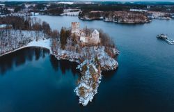 Die winterliche Landschaft am Stausee Ottenstein verzaubert mit einer schimmernden Schneedecke, die die sanften Hügel und das glitzernde Wasser umhüllt. Die ruhige Atmosphäre lädt zu einem besinnlichen Spaziergang ein, während die schneebedeckten Bäume eine malerische Kulisse bieten.