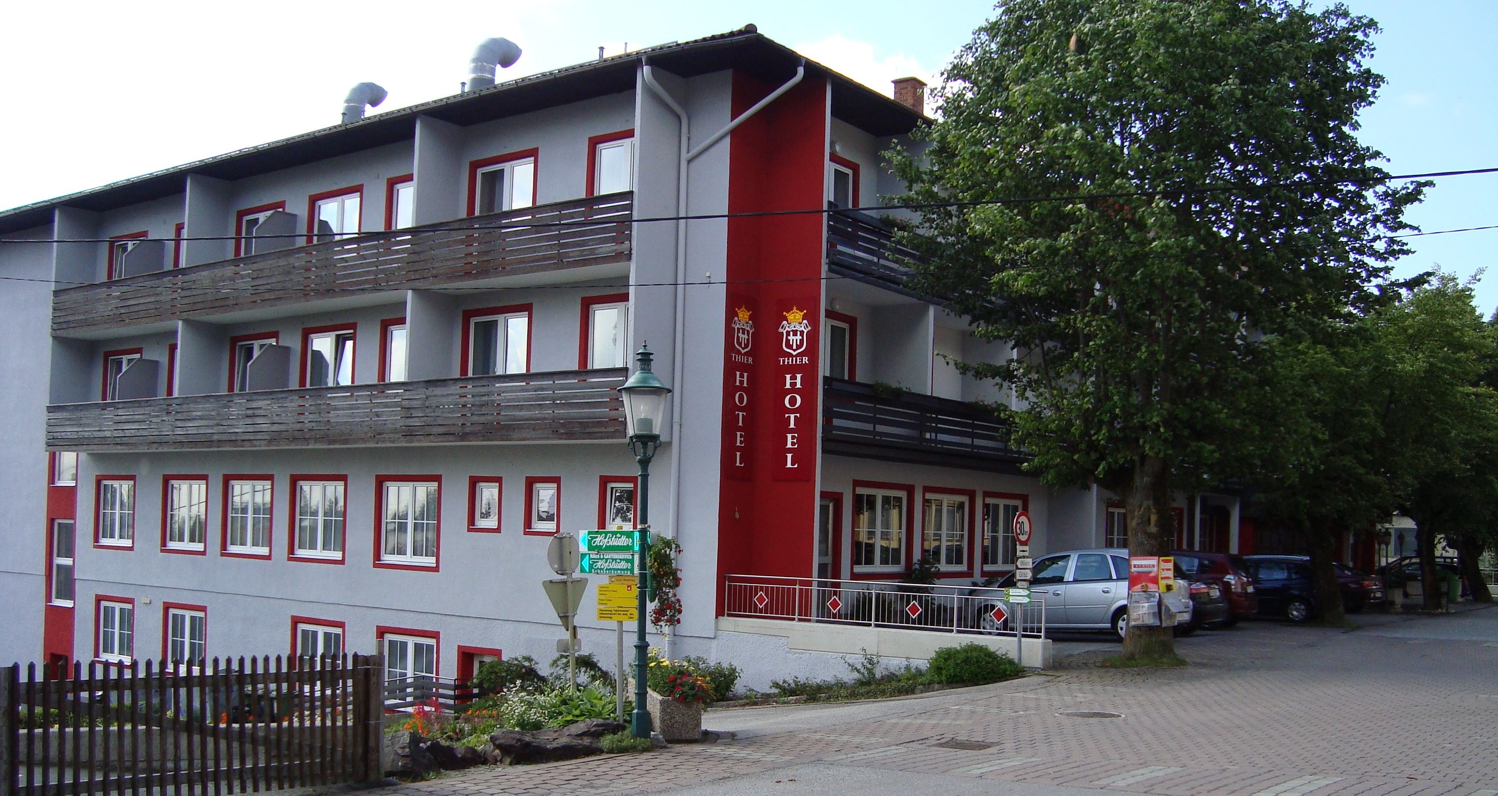 A Hotel Thier külső nézete erkélyekkel és piros felirattal.
