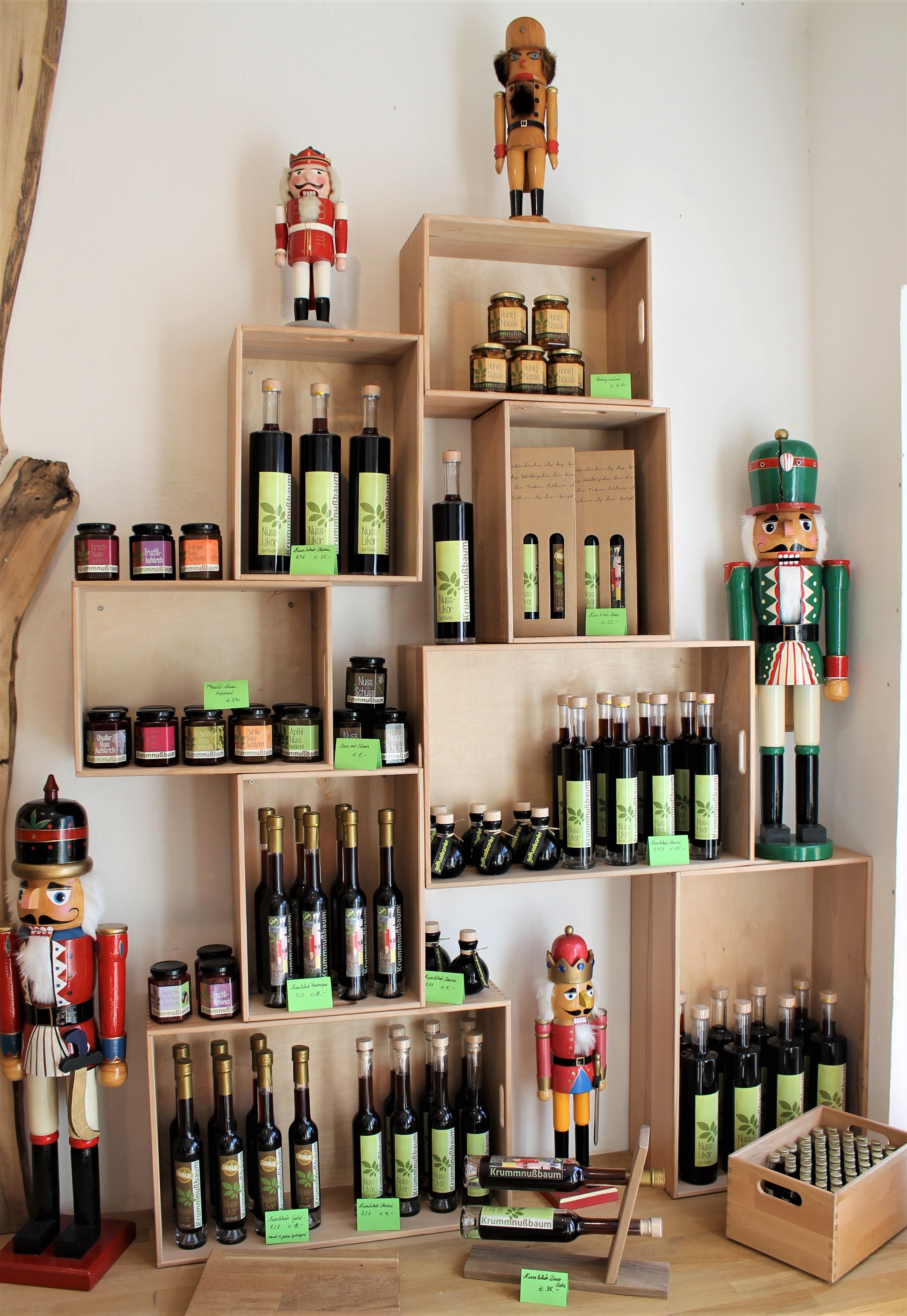 Diótermékeket és diótörőket tartalmazó polc a Nusseum Krummnußbaumban.