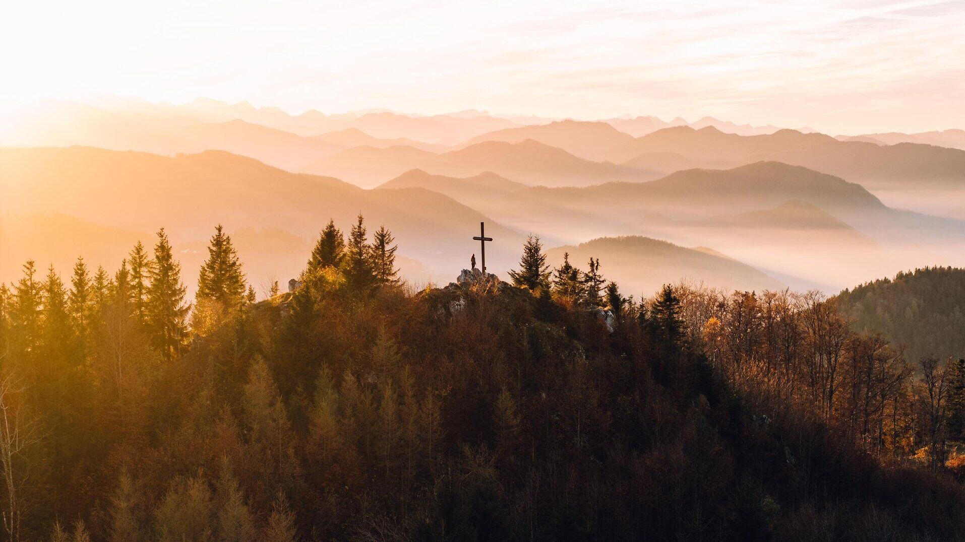 Die sanften Hügel des Mostviertels erstrahlen im warmen Licht des Herbstes, während die Bäume in leuchtenden Farben leuchten. Ein Kreuz auf dem Gipfel lädt Wanderer ein, die atemberaubende Aussicht auf die umliegenden Berge und Täler zu genießen. Hier, wo die Natur in voller Pracht erblüht, findet jeder Besucher einen Ort der Ruhe und Inspiration.