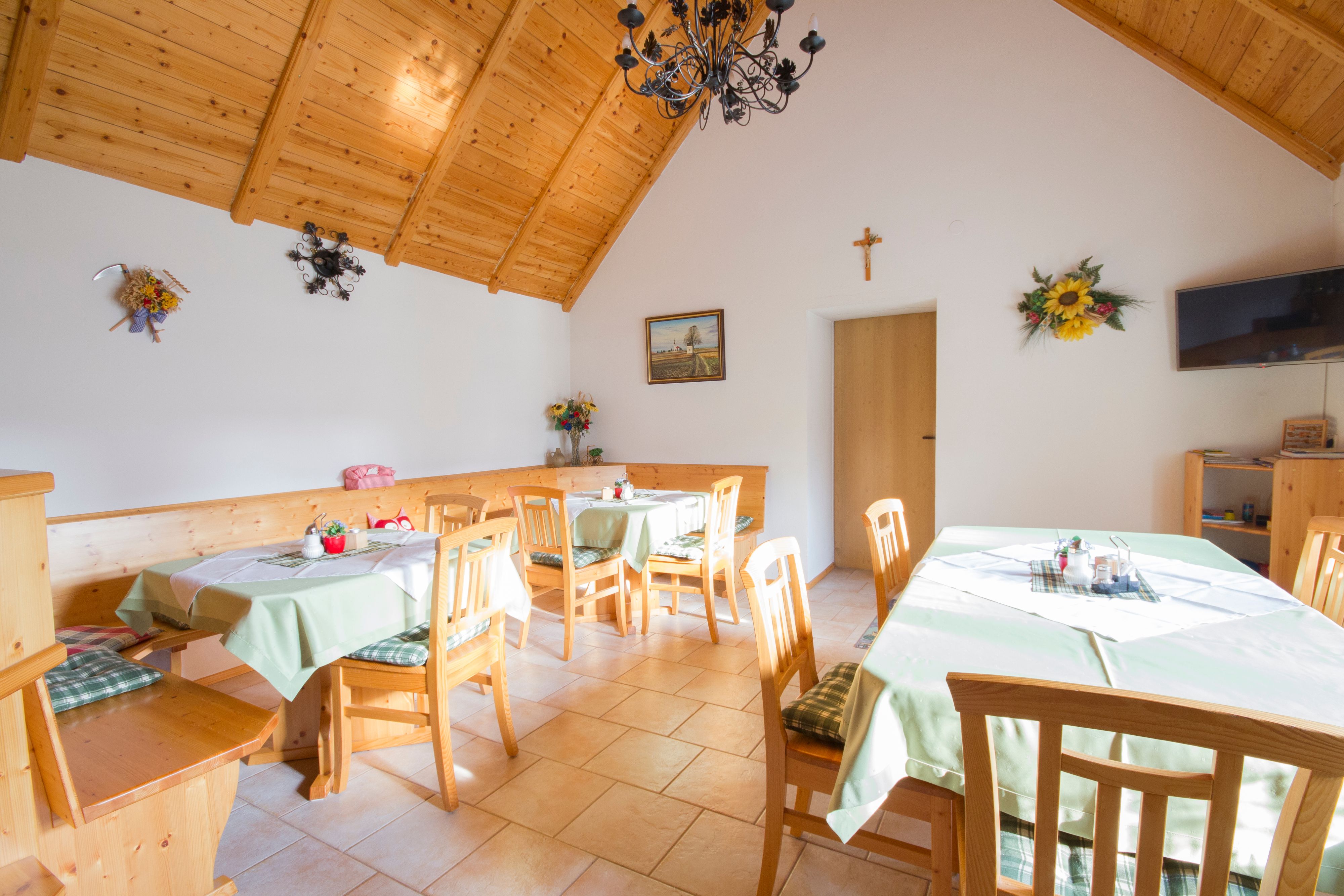 Hangulatos szoba fabútorokkal és díszített asztalokkal.