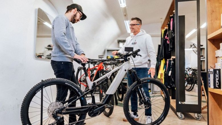 Competent advice, &copy; sgrafit bike