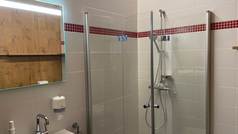 Bathroom with shower and WC, © Wiener Alpen