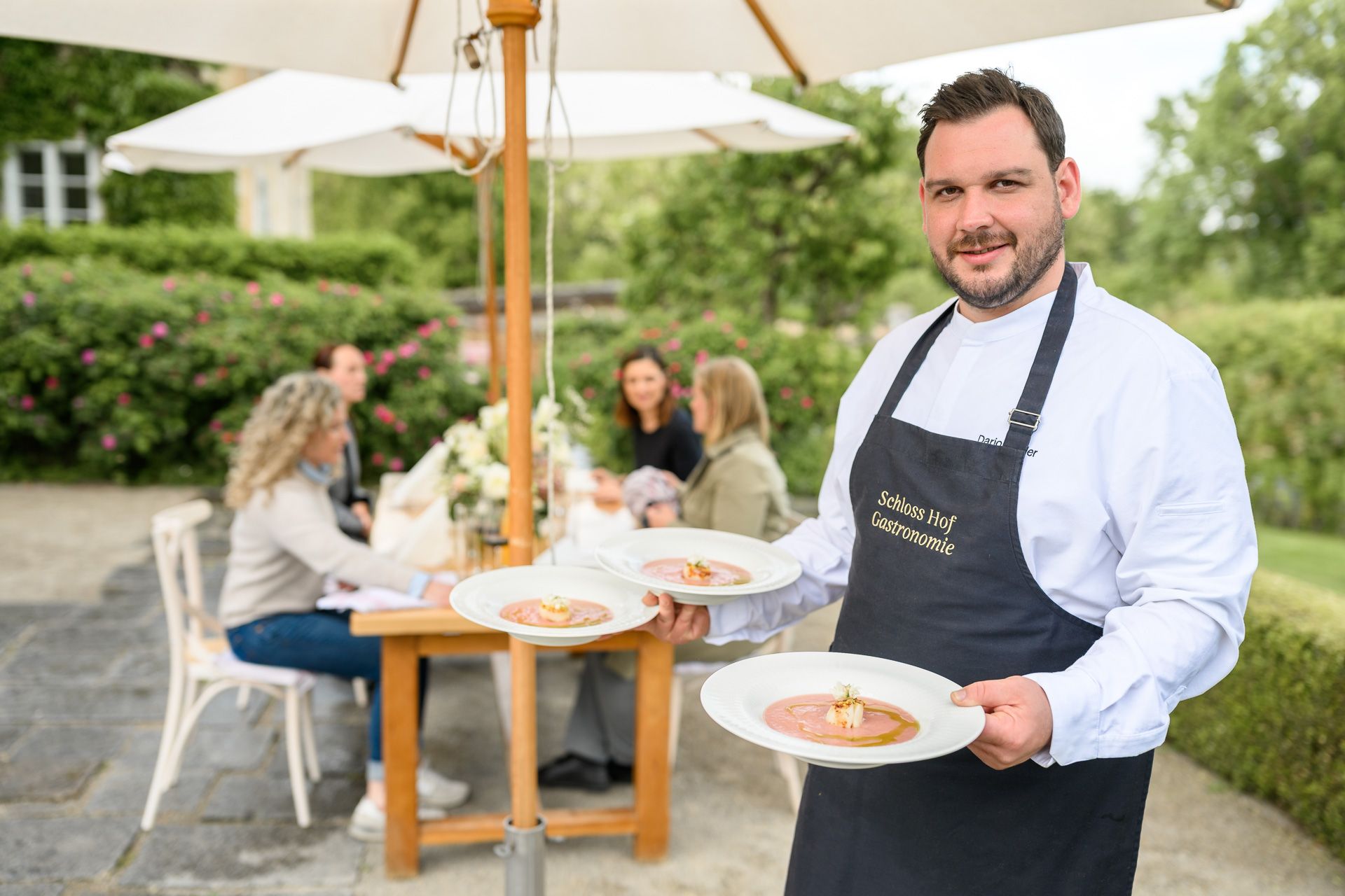 A séf ételeket szolgál fel