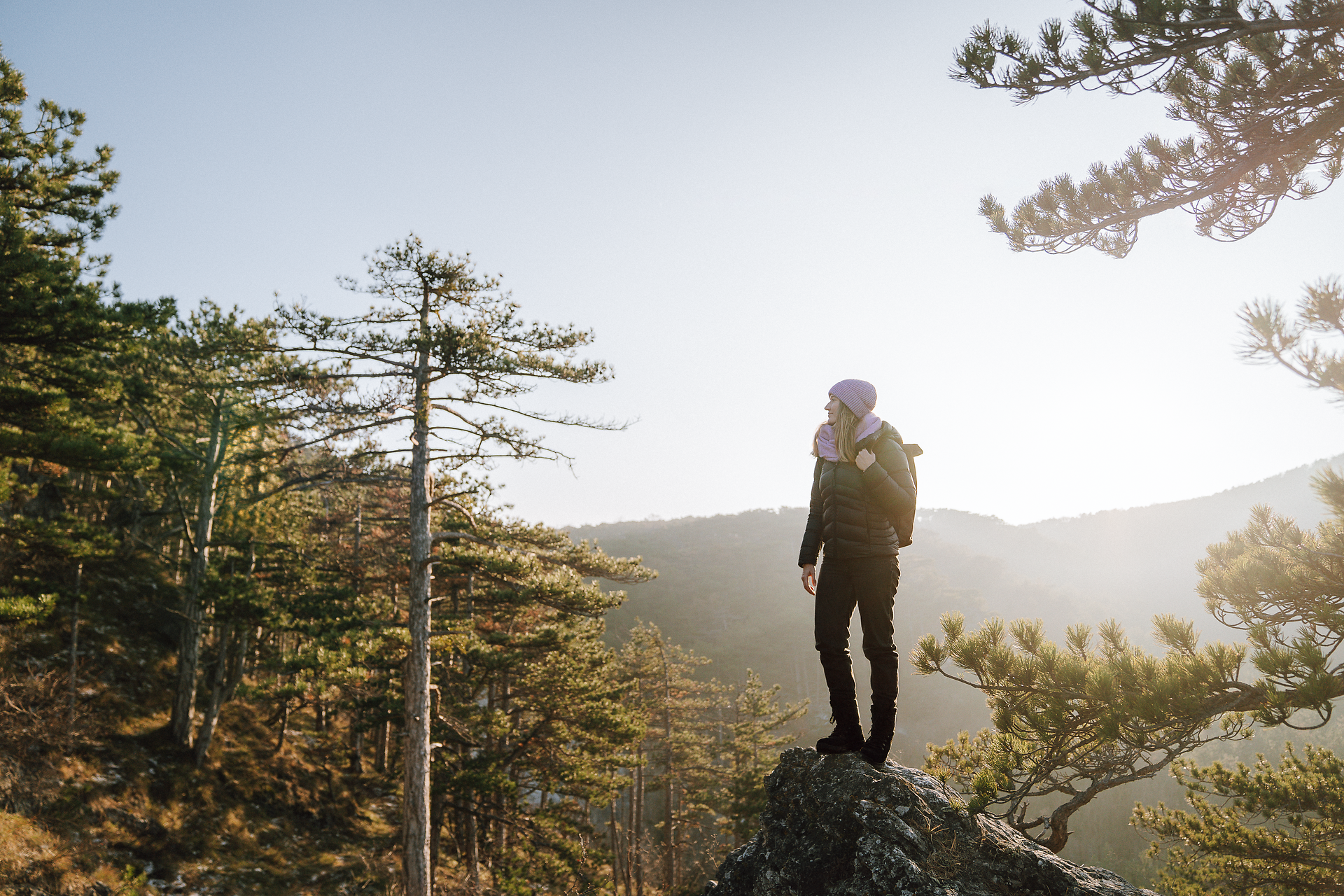 In der winterlichen Stille des Helenentals erhebt sich eine majestätische Burgruine, umgeben von schneebedeckten Bäumen und sanften Hügeln. Die klare Luft und die glitzernde Schneedecke laden zu einem unvergesslichen Winterwandern ein, während die sanften Sonnenstrahlen die Landschaft in ein warmes Licht tauchen.