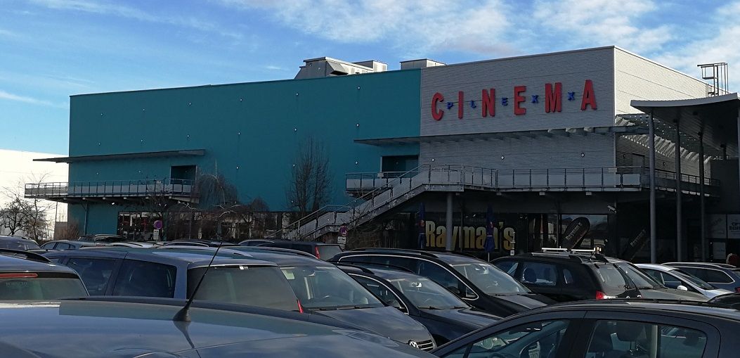 A Cinemaplexx Krems külső nézete, előtérben parkoló autókkal.