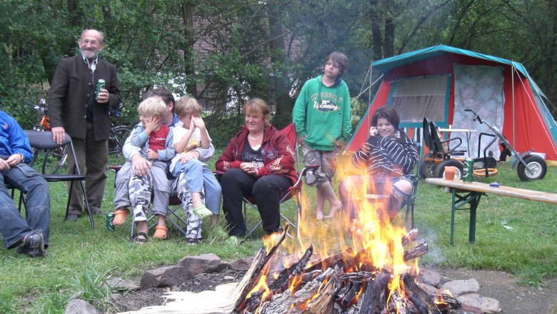 Grillezés a tábortűznél, © Kinderbauernhof Kurz