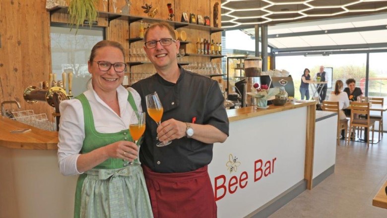 Petra and Roland Heinzle in front of the Bee Bar, © Einhard Giehrl
