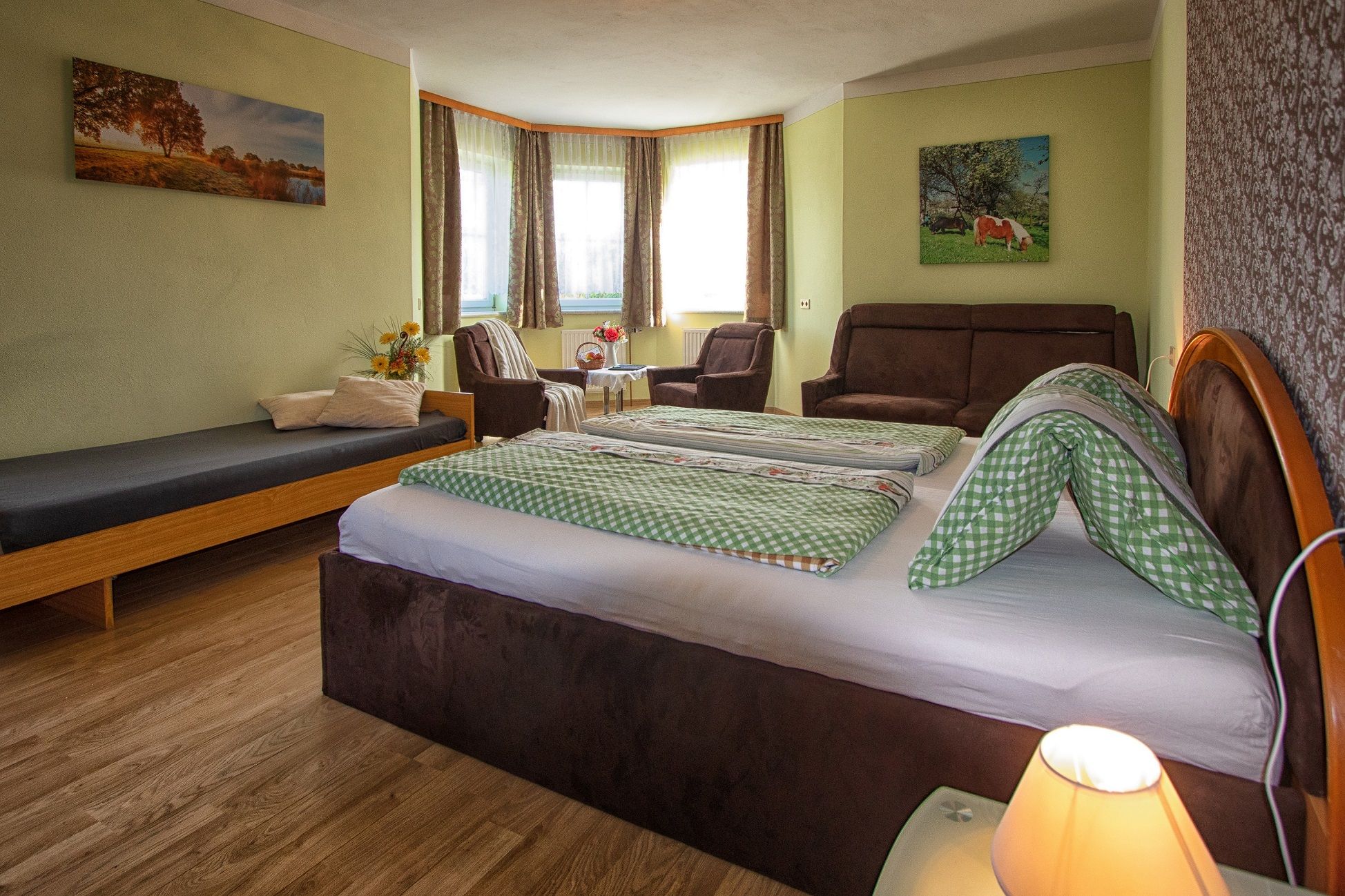 Szoba franciaággyal és kanapéval