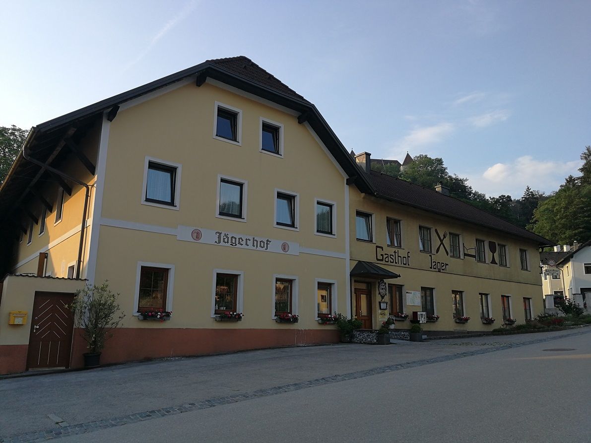Sárga színű épület, "Gasthof Jäger" és "Jägerhof" felirattal.