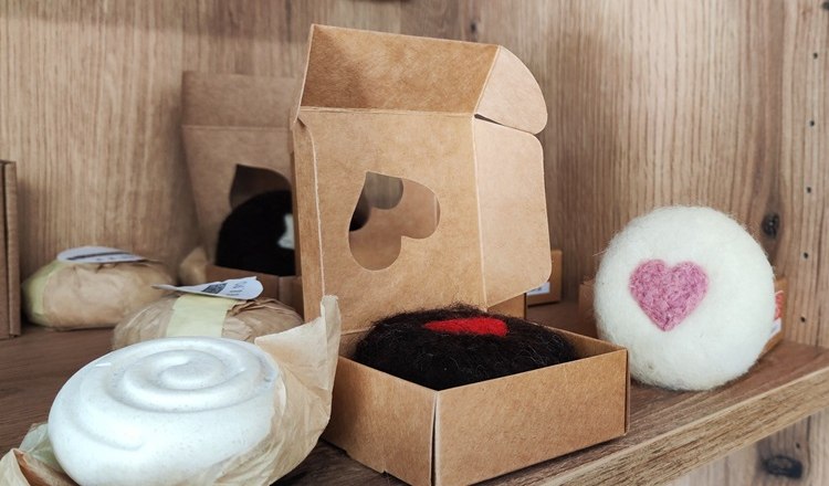 Mobile farm store with lovingly made products, &copy; Wiener Alpen