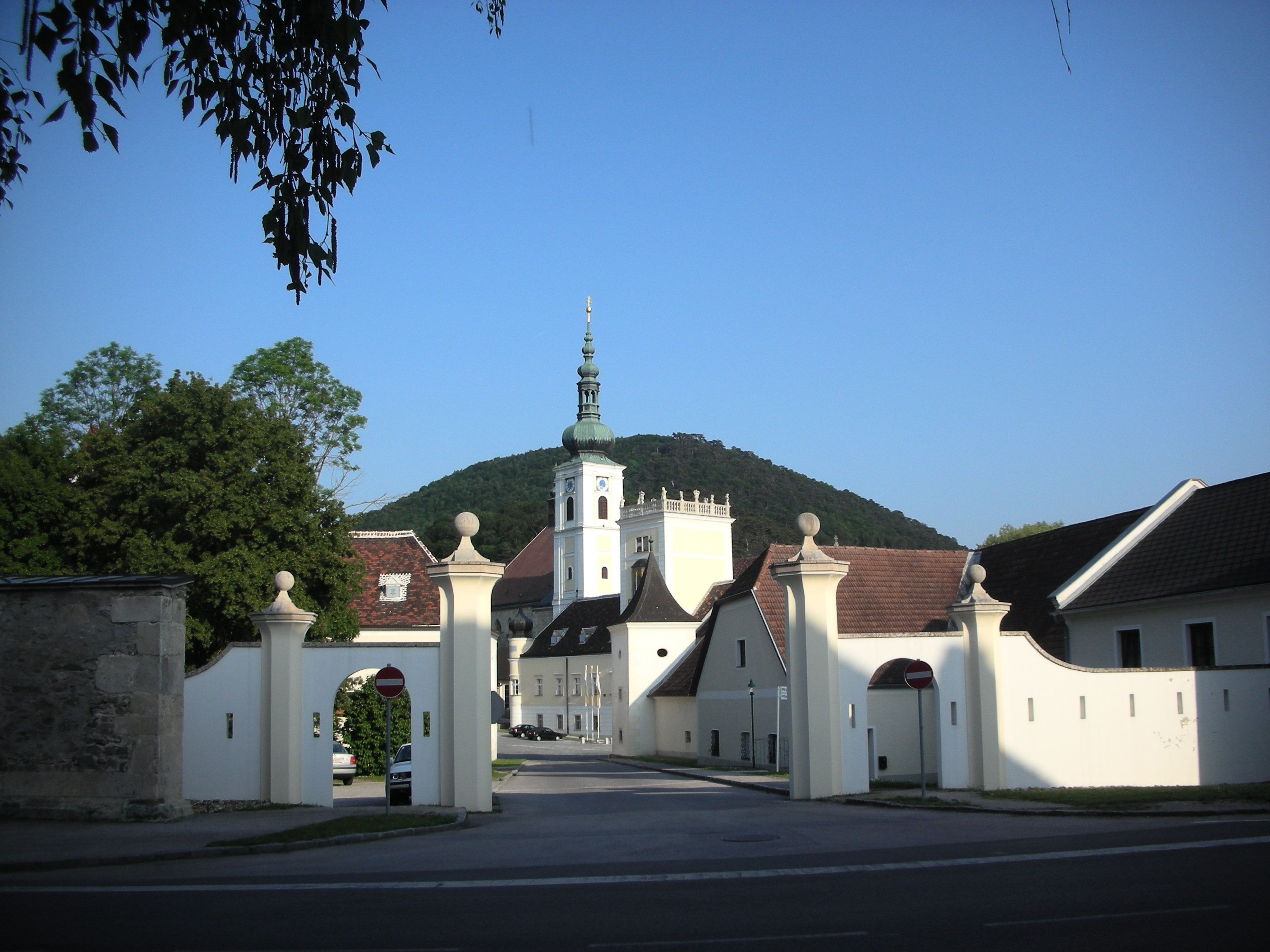 A heiligenkreuzi apátság bejárati kapuja, háttérben a templom tornya.
